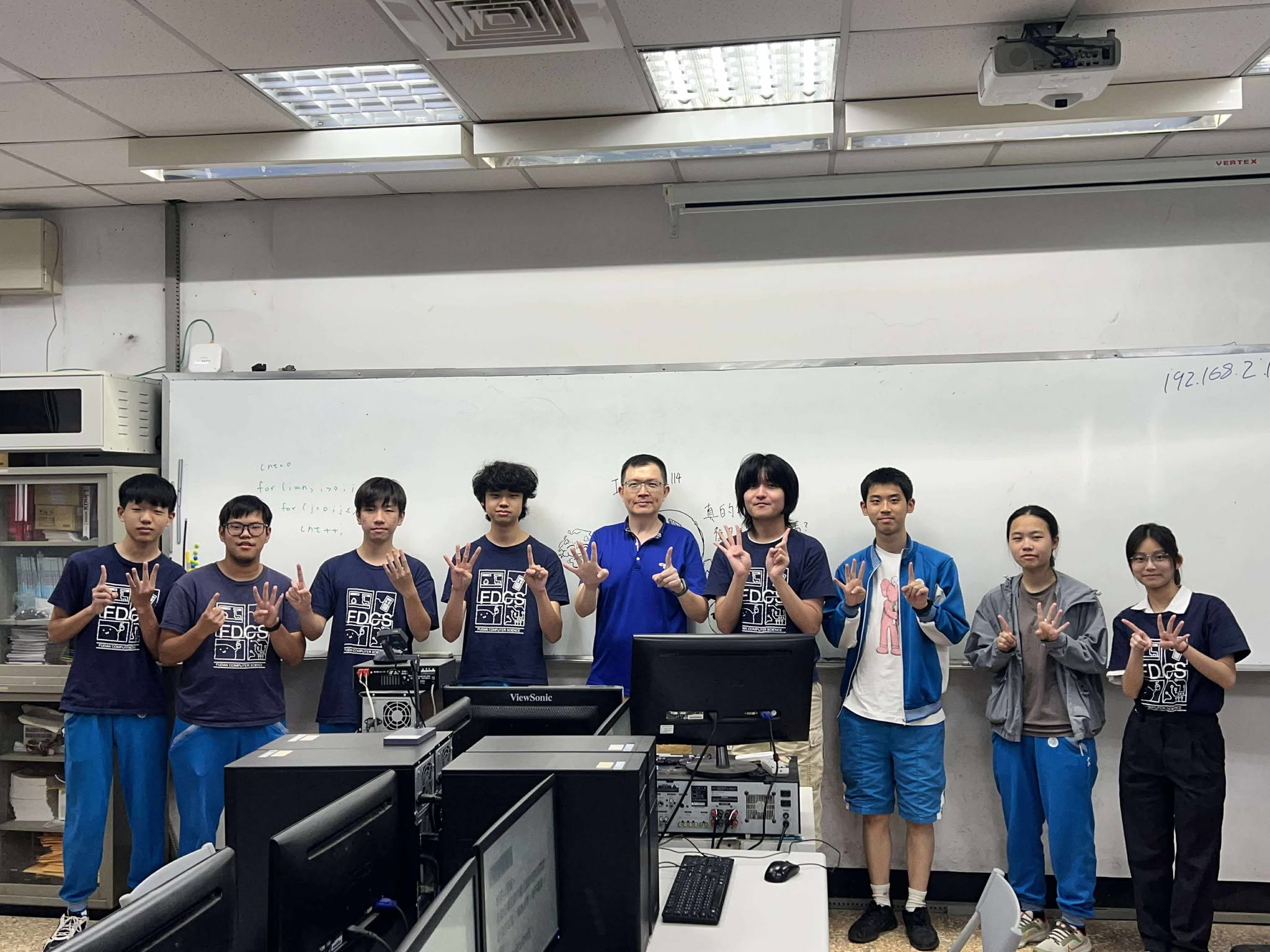 圖(一) 14屆幹部與指導老師合照